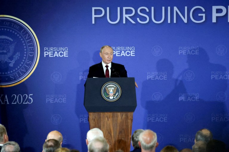 Putin e Trump participam de coletiva de imprensa após reunião no Alasca
15/08/2025
REUTERS/Jeenah Moon