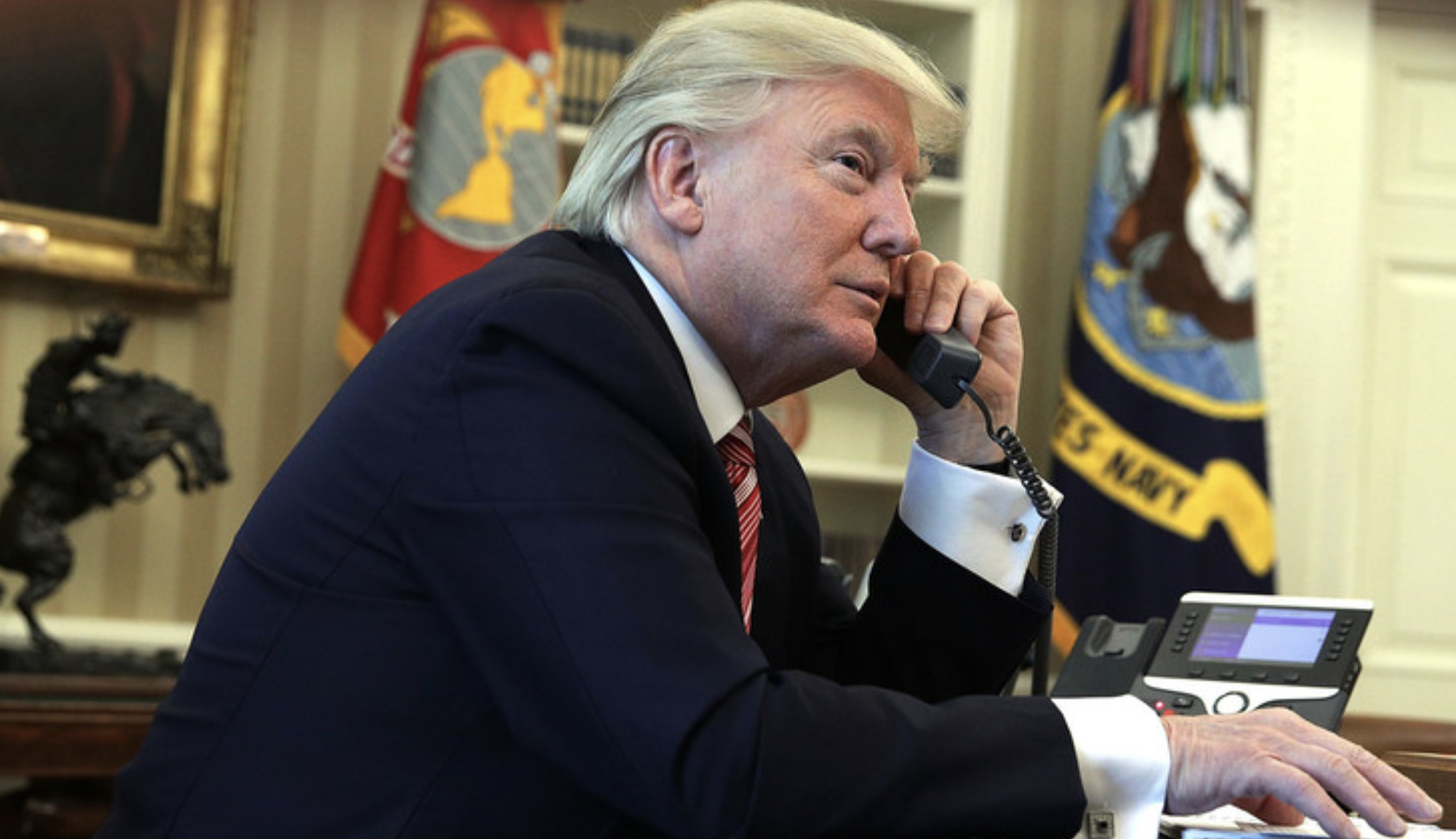 Trump fala ao telefone