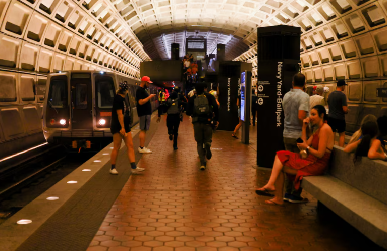 Membros do FBI e do Serviço de Segurança Diplomática (DSS) correm na estação de metrô Navy Yard–Ballpark, em Navy Yard, Washington, DC, EUA, em 15 de agosto de 2025