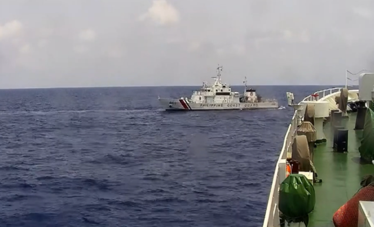 Embarcação filipina faz manobras no Mar do Sul da China