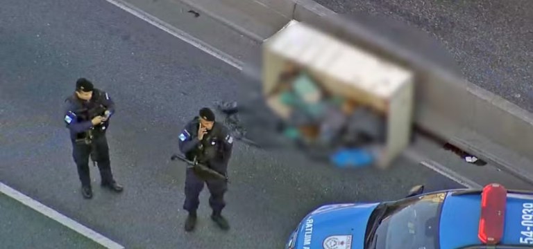 Corpo em caixote na Avenida Brasil