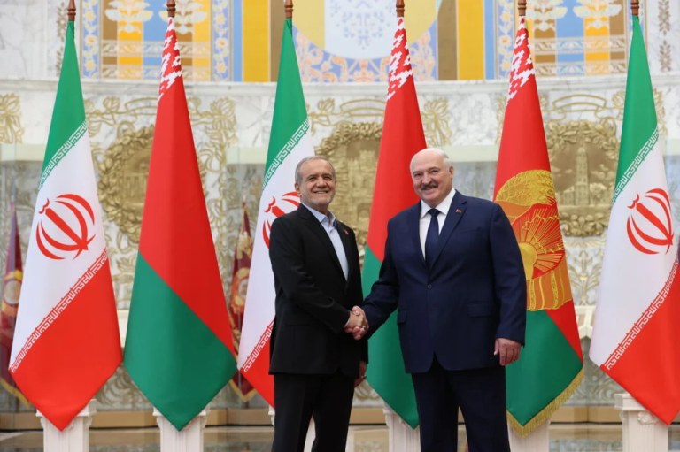 Masoud Pezeshkian, presidente do Irã, e seu homólogo  bielorrusso, Alexander Lukashenko