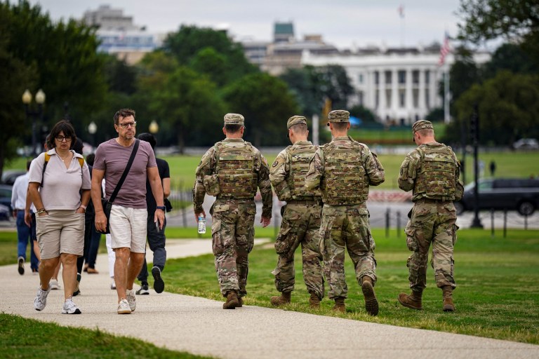 Membros da Guarda Nacional caminham próximo à Casa Branca, no National Mall, em Washington, D.C., Estados Unidos - 21/08/2025