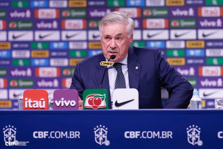 O treinador Carlo Ancelotti anunciou nesta segunda-feira (25) a lista de convocados da Seleção Brasileira para as rodadas das Eliminatórias para a Copa do Mundo de 2026. O Brasil enfrentará o Chile no Rio de Janeiro, e a Bolivia , em El Alto.