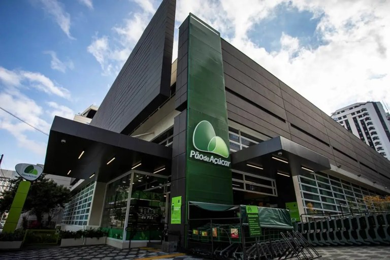 Entrada de um supermercado da rede Pão de Açúcar, pertencente ao GPA