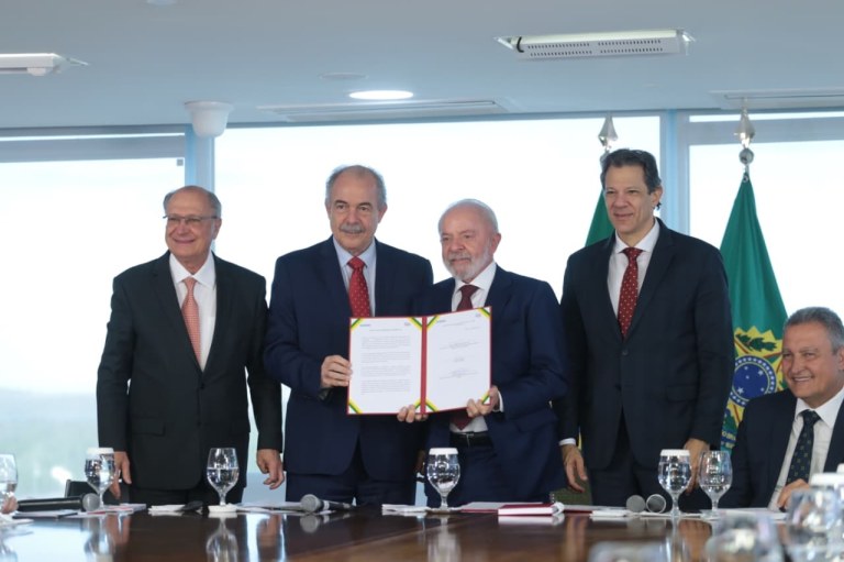 Da esq. para a dir.: Geraldo Alckmin (vice-presidente da República), Aloizio Mercadante (presidente do BNDES), Lula (presidente da República), Fernando Haddad (ministro da Fazenda) e Rui Costa (titular da Casa Civil)