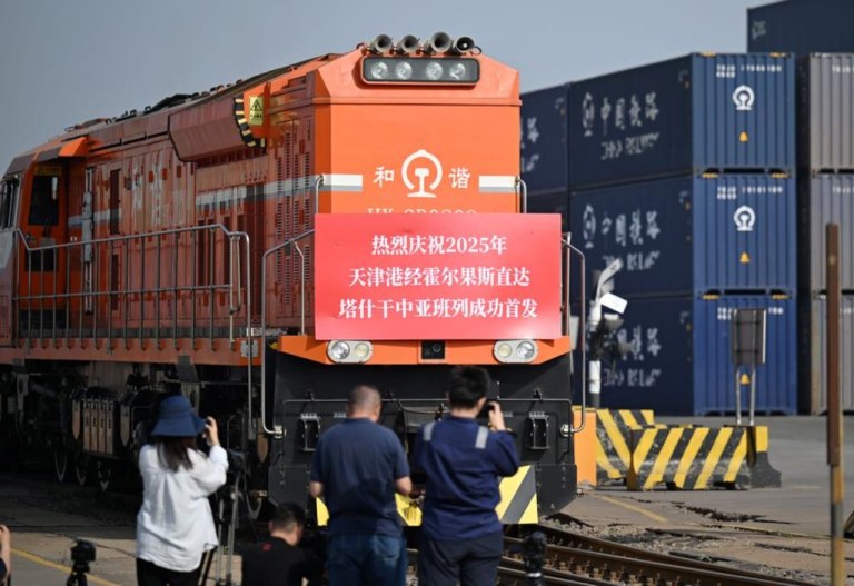 Um trem de carga China-Ásia Central com destino a Tashkent via Horgos parte de uma estação ferroviária no Porto de Tianjin, no norte da China