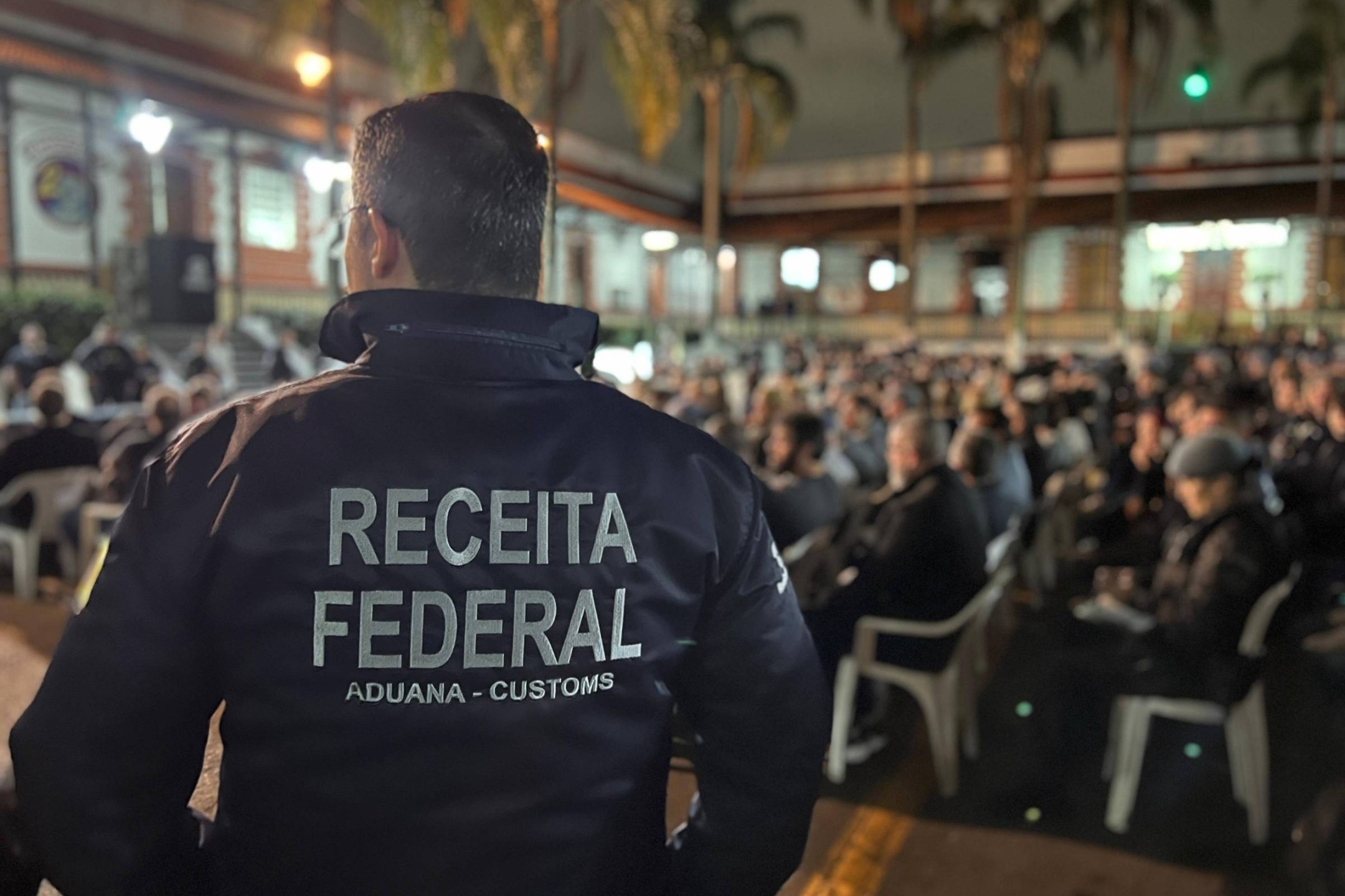 Agentes da Receita Federal durante ação conjunta da Operação Carbono Oculto, que investiga esquema de lavagem de dinheiro no setor de combustíveis