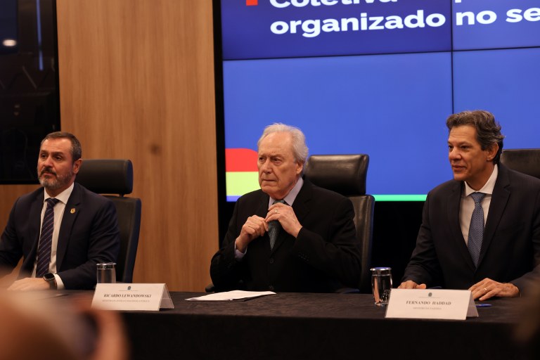 O diretor-geral da Polícia Federal, Andrei Rodrigues e os ministros da Justiça e Segurança Pública, Ricardo Lewandowski, e da Fazenda, Fernando Haddad