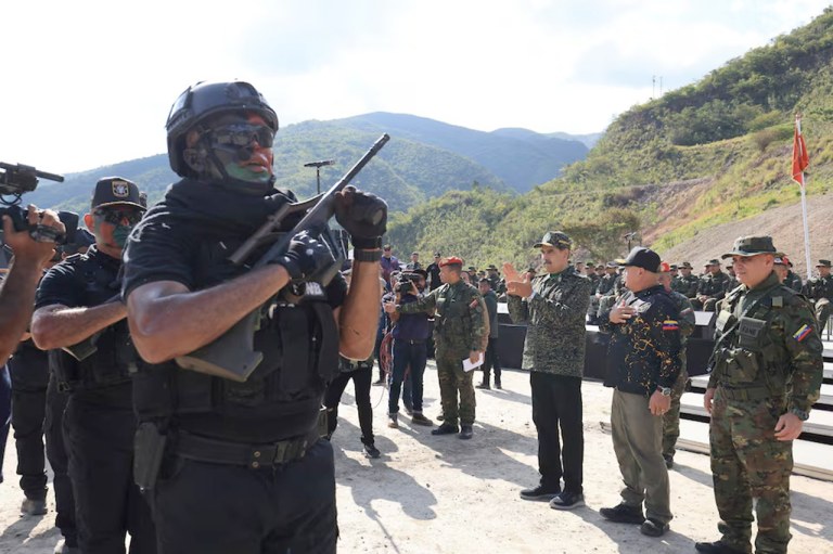 O presidente da Venezuela, Nicolás Maduro, aplaude durante a cerimônia de encerramento do segundo Curso de Operações Especiais Revolucionárias (COER), realizado no Grupo de Comando de Ação da Guarda Nacional Bolivariana na paróquia de Macarao, em Caracas, Venezuela