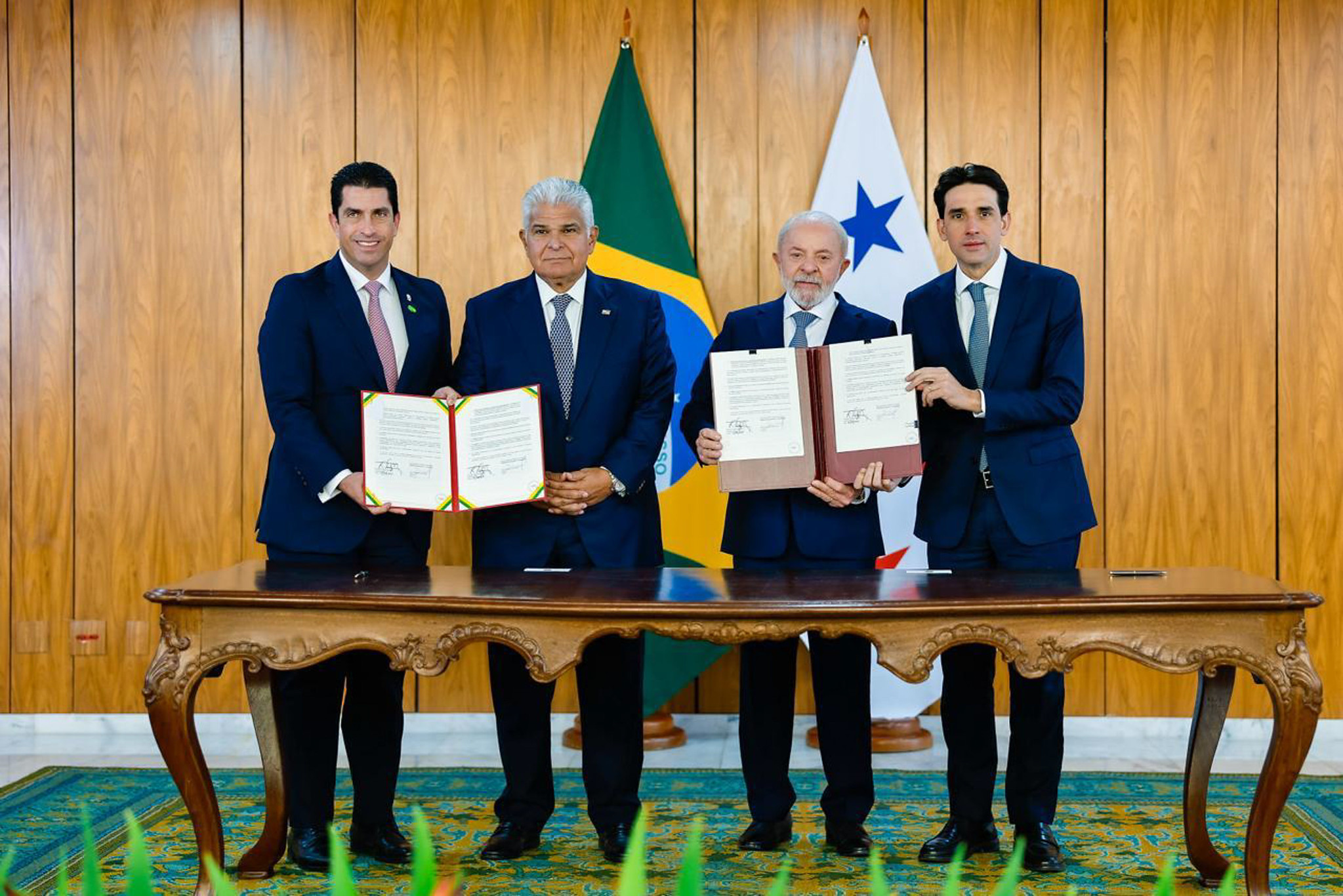 Presidente da República, Luiz Inácio Lula da Silva, durante cerimônia de assinatura de atos com o Presidente da República do Panamá, José Raúl Mulino. Palácio do Planalto – Brasília (DF)