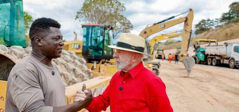 Lula e trabalhador nas obras da Avenida Prefeito Newton Cardoso, Contagem (MG)