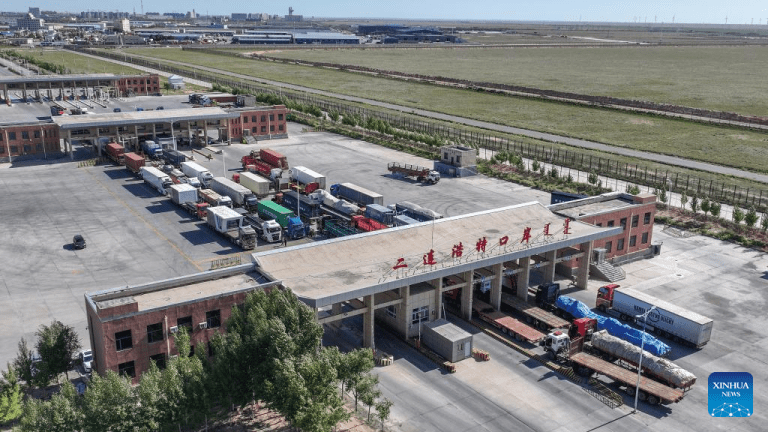 Erenhot: Porto fronteiriço entre China e Mongólia registra aumento no fluxo de passageiros e veículos