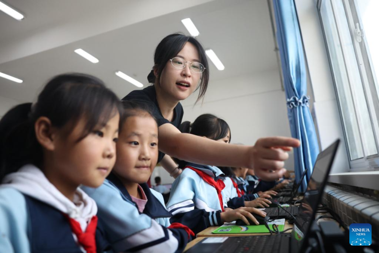 Especialistas da Lenovo promovem palestra esclarecedora sobre IA em escola na província chinesa de Gansu