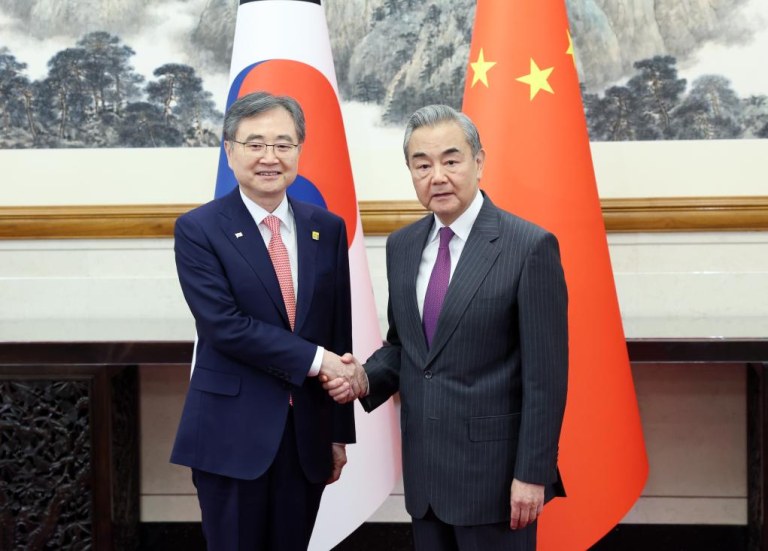 Mais alto diplomata chinês mantém conversas com chanceler da República da Coreia