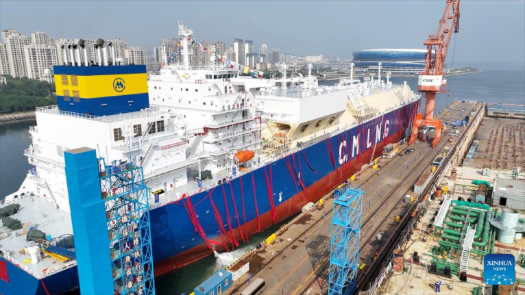 Grande navio de GNL desenvolvido pela China é entregue em Dalian