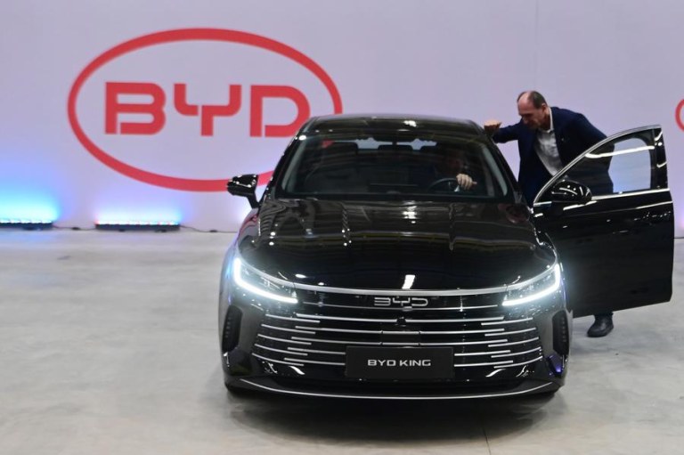 Um veículo de nova energia da BYD em exibição em Camaçari, no estado da Bahia, Brasil, em 1º de julho de 2025.  (Foto de Lucio Tavora/Xinhua)