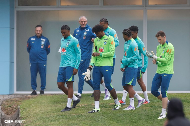 Jogadores da seleção brasileira em primeiro treino para o jogo contra o Chile nesta quinta-feira (4)
