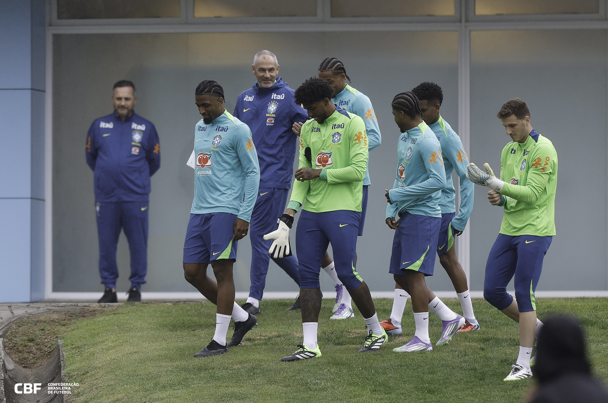 Jogadores da seleção brasileira em primeiro treino para o jogo contra o Chile nesta quinta-feira (4)