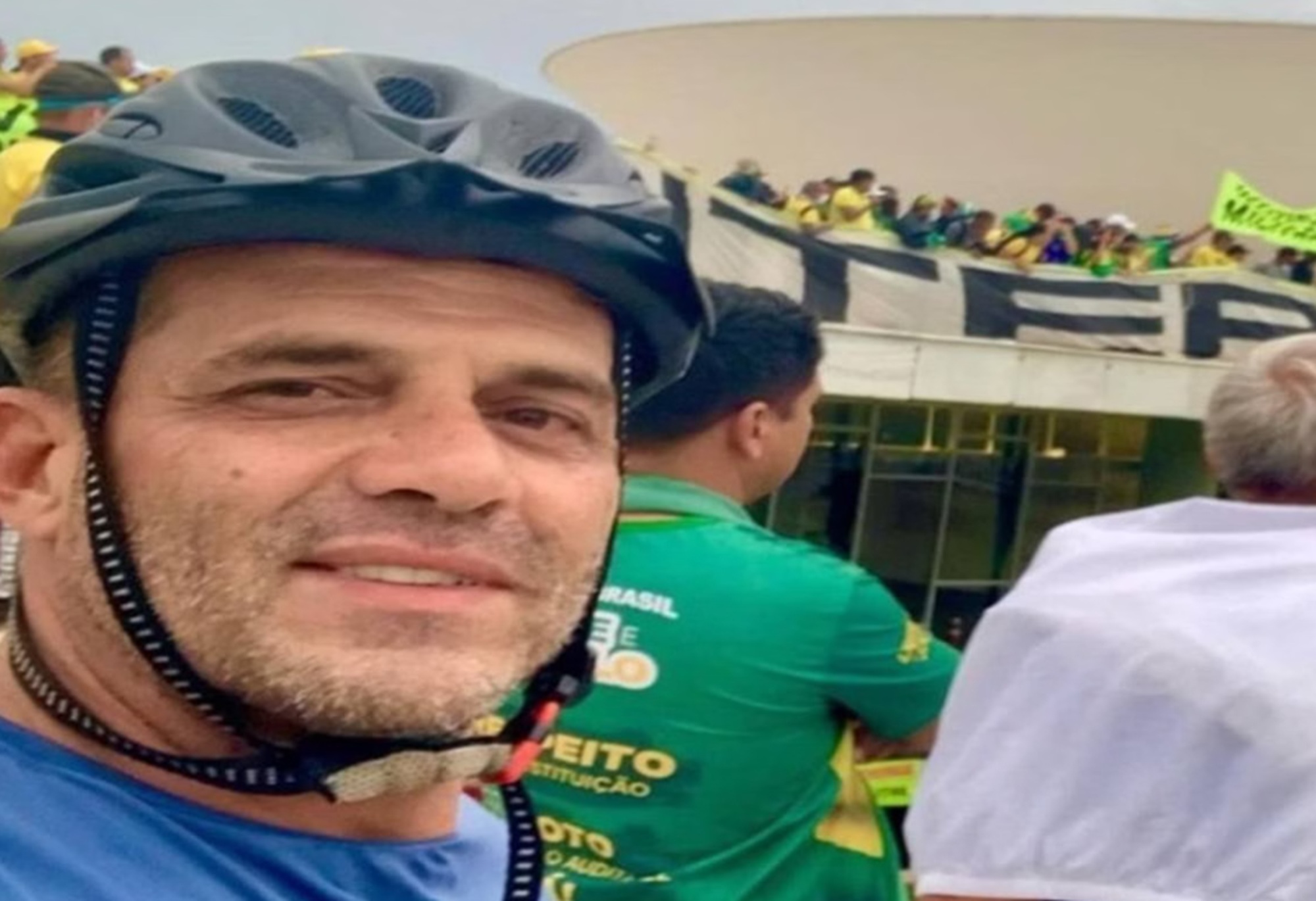 Filho de idosa que agrediu cuidadora tem processo por tráfico, participou do 8 de janeiro e já recebeu homenagem no Senado
