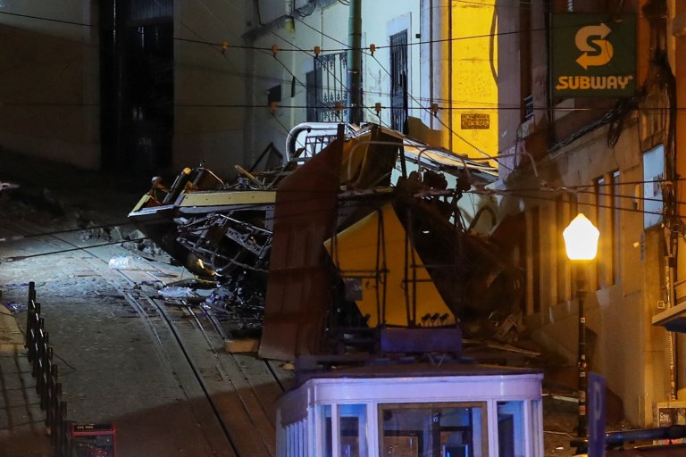 Destroços do vagão do Elevador da Glória de Lisboa que descarrilou, em Lisboa