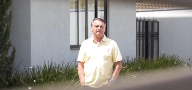 Jair Bolsonaro foi visto em sua casa durante julgamento da tentativa golpe, no Supremo Tribunal Federal