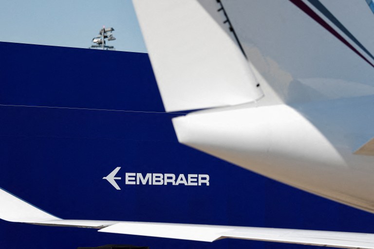 Logo da Embraer é visto em evento do setor na França - 17/06/2025