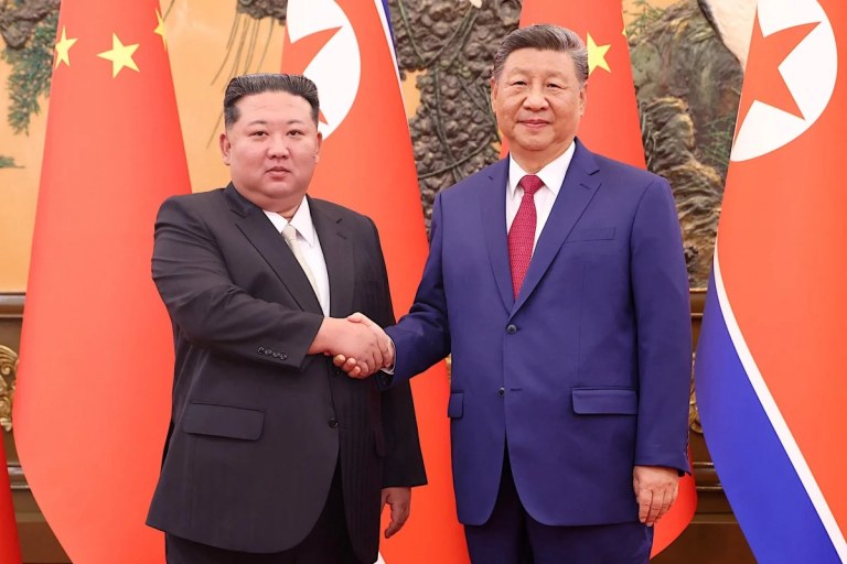 O presidente chinês Xi Jinping e seu homólog, Kim Jong-un, se encontram para conversas no Grande Salão do Povo, em Pequim