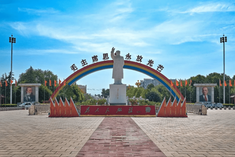 Praça O Oriente é Vermelho, estátua de Mao Tsé-tung