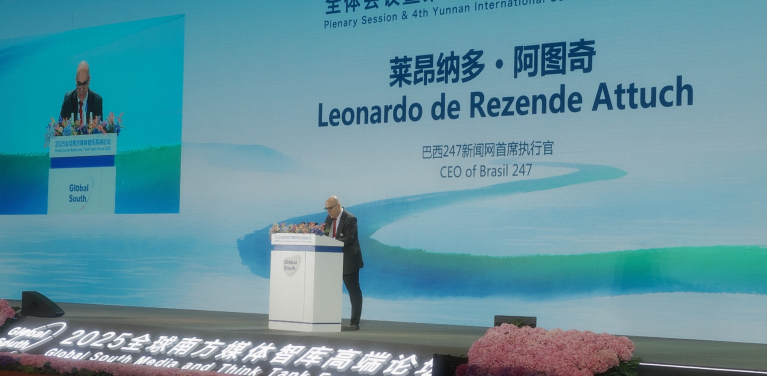 Leonardo Attuch discursa no Fórum de Mídia do Sul Global