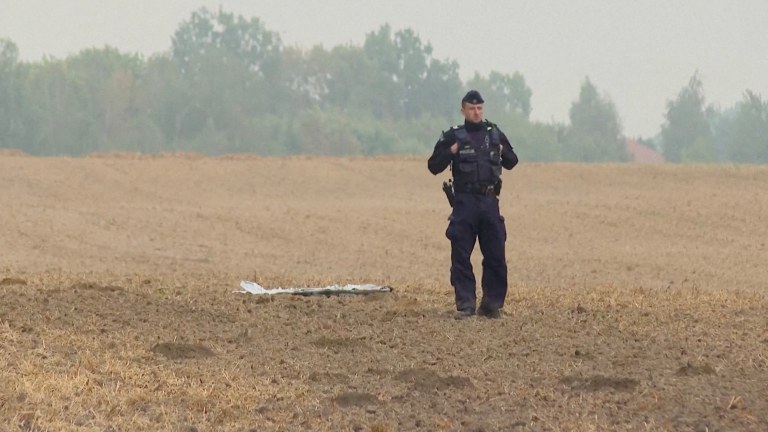 Policial polonês em local onde caiu fragmento de drone em Czesniki - 10/9/2025