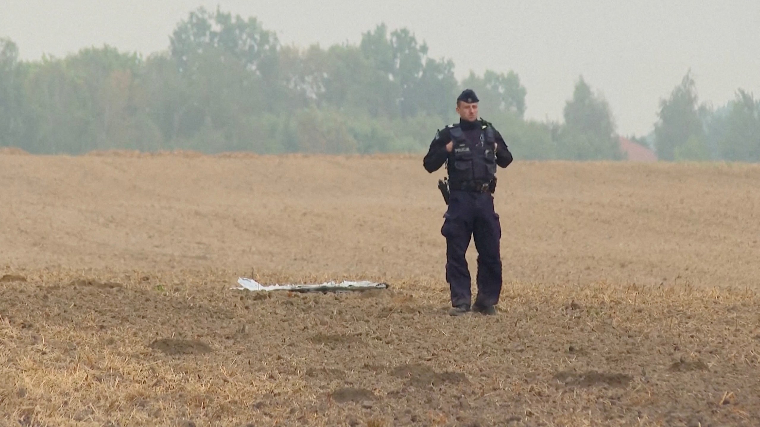 Policial polonês em local onde caiu fragmento de drone em Czesniki - 10/9/2025