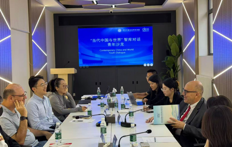 Mesa-redonda entre Leonardo Attuch e jovens líderes chineses em Pequim