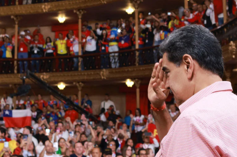 Maduro saúda militantes no Congresso do PSUV