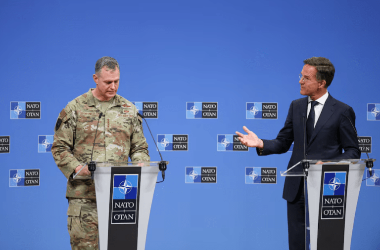 O Secretário-Geral da OTAN, Mark Rutte, e o Comandante Supremo Aliado da Europa, Alexus G. Grynkewich, participam de uma coletiva de imprensa na sede da Aliança em Bruxelas, Bélgica, em 12 de setembro de 2025