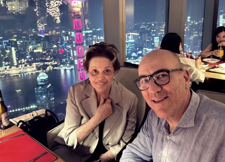 Dilma Rousseff e Leonardo Attuch, com vista para a torre de Pudong, em Xangai