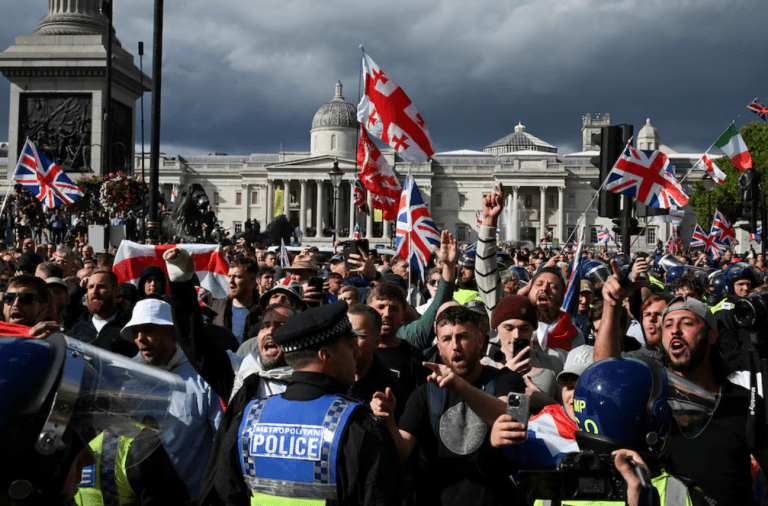 Policiais confrontam os apoiadores do ativista britânico anti-imigração Stephen Yaxley-Lennon, também conhecido como Tommy Robinson, durante uma manifestação do grupo de campanha Stand Up to Racism, em Londres, Grã-Bretanha, 13 de setembro de 2025