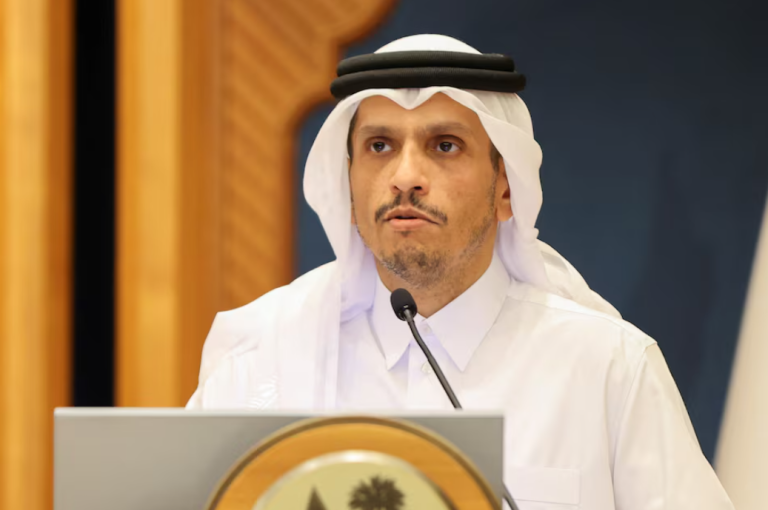 O primeiro-ministro e ministro das Relações Exteriores do Catar, Sheikh Mohammed Bin Abdulrahman al-Thani, fala em uma coletiva de imprensa conjunta com o secretário de Estado dos EUA em Doha, Catar, em 12 de junho de 2024