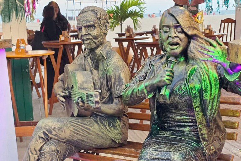 Estátua de Preta Gil na orla de Copacabana ao lado da imagem de Gilberto Gil