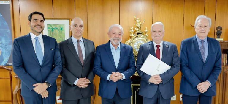 Da esq. para a dir. no quadrado, ao centro da foto: Jorge Messias (chefe da AGU), Alexandre de Moraes (ministro do STF), Lula, Edson Fachin (ministro do STF) e Ricardo Lewandowski (ministro da Justiça)