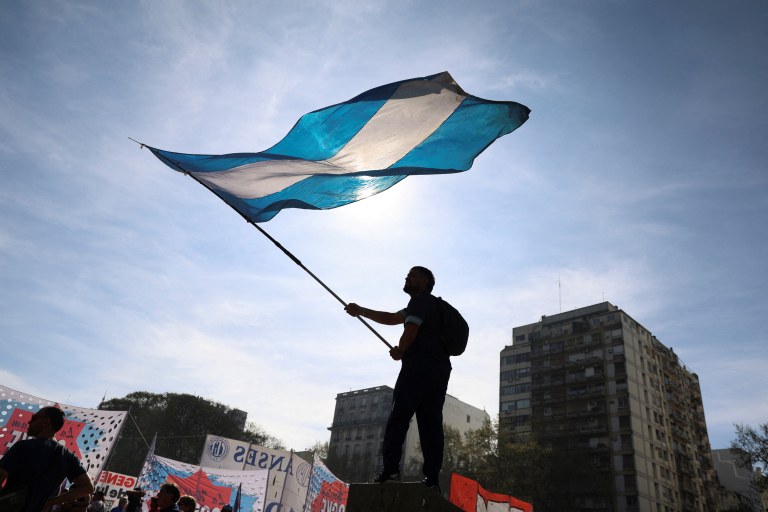 Manifestante agita bandeira enquanto participa de marcha para defender as universidades públicas em Buenos Aires, Argentina - 17/09/2025