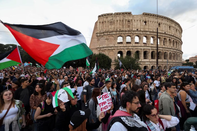 Pessoas seguram bandeiras da Palestina em frente ao Coliseu, em Roma, durante uma manifestação em apoio aos palestinos em Gaza