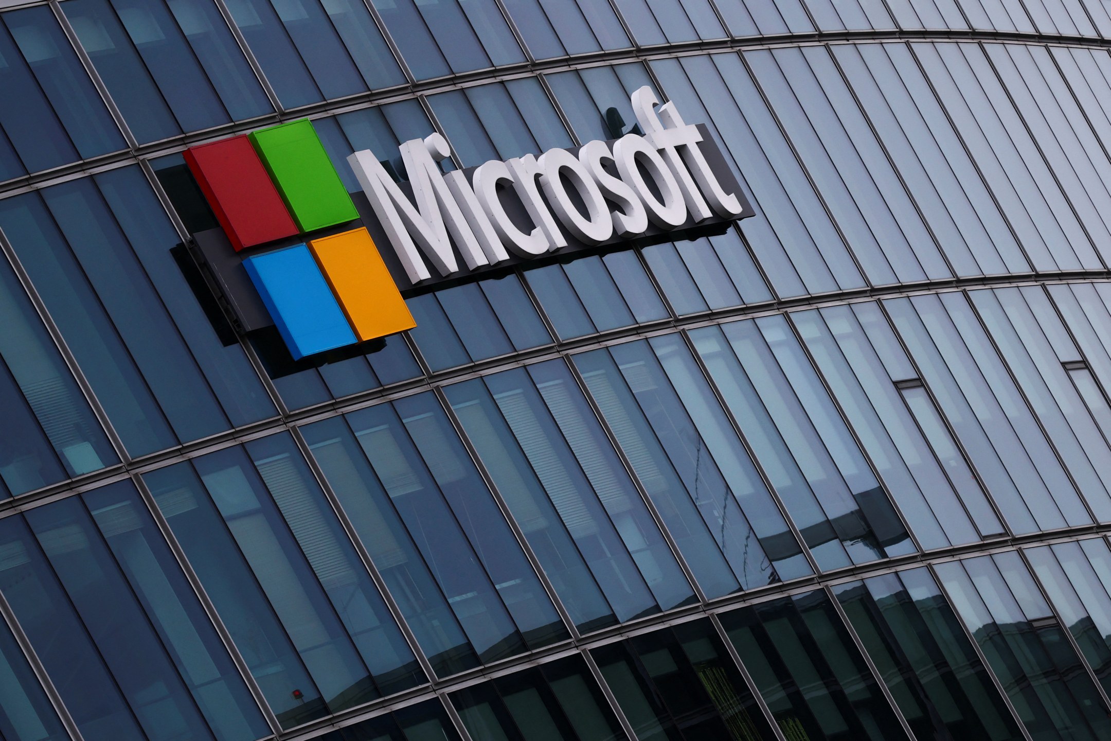 Logo da Microsoft em escritório de Issy-les-Moulineaux, na França - 21/03/2025
