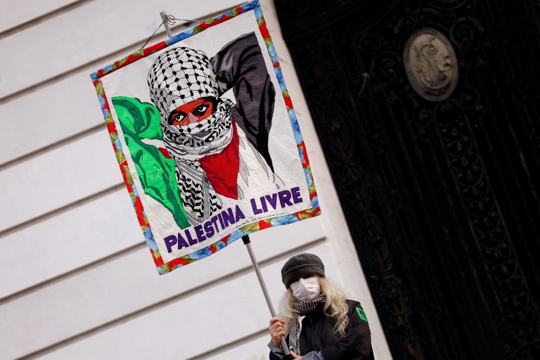 Rio de Janeiro (RJ), 07/07/2025 - Grupos ligados ao Comite de Solidariedade com a Luta do Povo Palestino fazem manifestação contra o genocídio do povo palestino na Faixa de Gaza e por uma Palestina livre, na Cinelândia, no centro da cidade