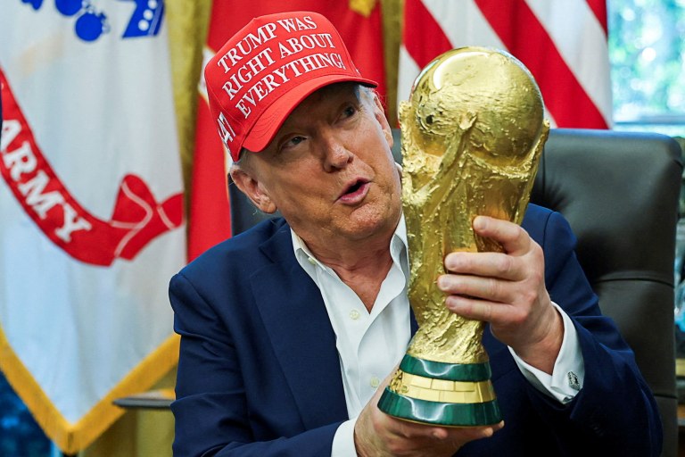 O presidente dos EUA, Donald Trump, com troféu da Copa do Mundo - 22/8/2025