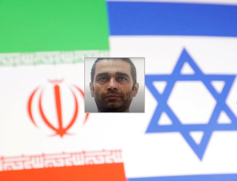 Bahram Choubi Asl e as bandeiras do Irã (à esq.) e de Israel ao fundo