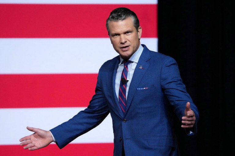 O secretário de Defesa dos Estados Unidos, Pete Hegseth, discursa para oficiais militares em Quantico, no estado da Virginia - 30/09/2025