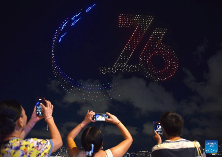 Show de drones em Hong Kong comemora o 76º aniversário da fundação da República Popular da China