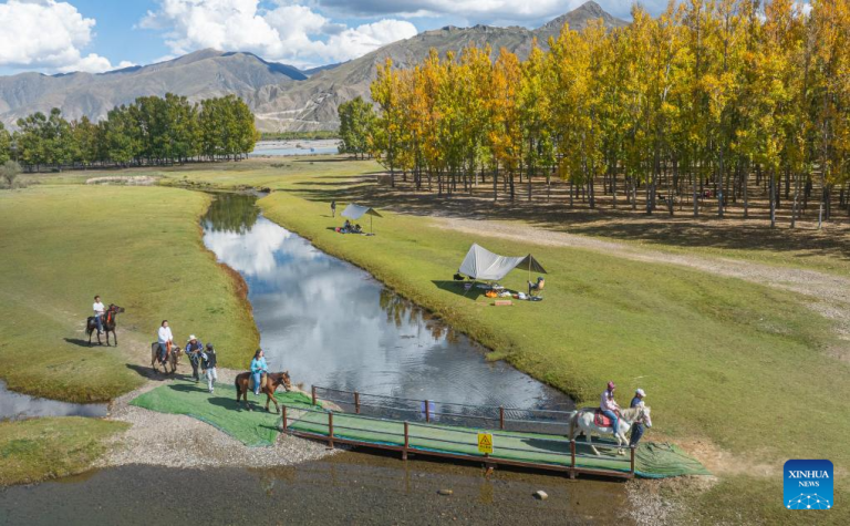 Festival tibetano "Lingka" injeta nova vitalidade no turismo cultural em Xizang