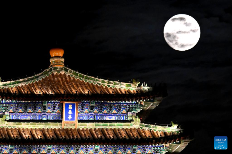 Chineses admiram lua cheia durante Festival do Meio Outono